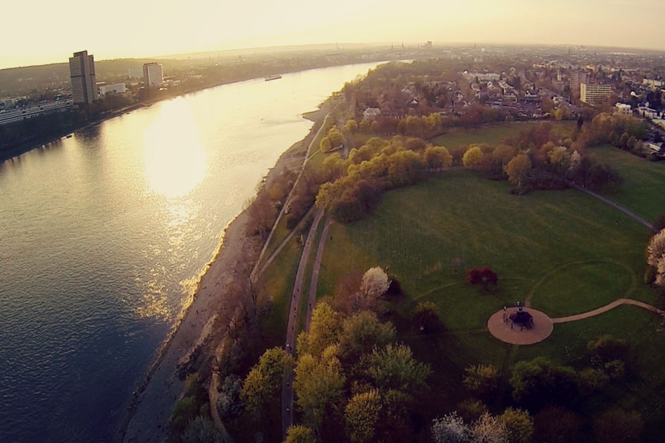 Symbolbild - Blick über den Rhein durch Bonn